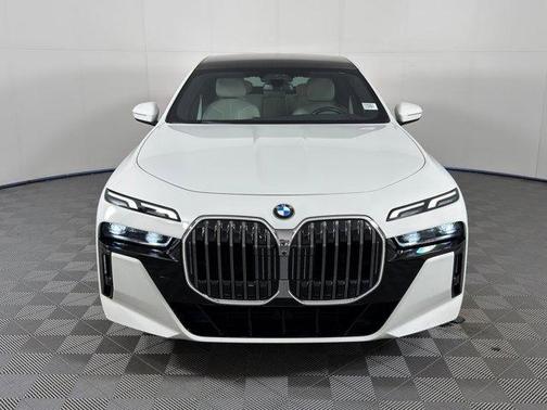 Alpine White 2023 BMW 760 760i xDrive