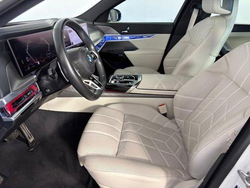 Alpine White 2023 BMW 760 760i xDrive