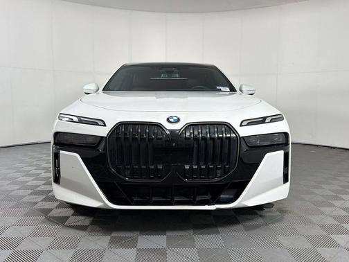 Alpine White 2024 BMW 740 i