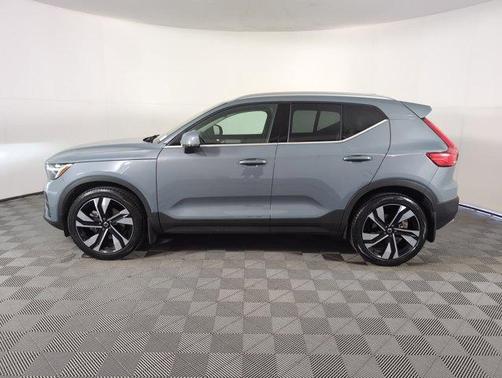 2023 Volvo XC40 B5 Plus Bright Theme