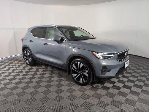 2023 Volvo XC40 B5 Plus Bright Theme