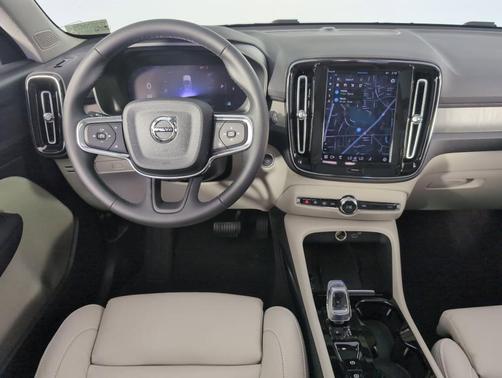 2023 Volvo XC40 B5 Plus Bright Theme