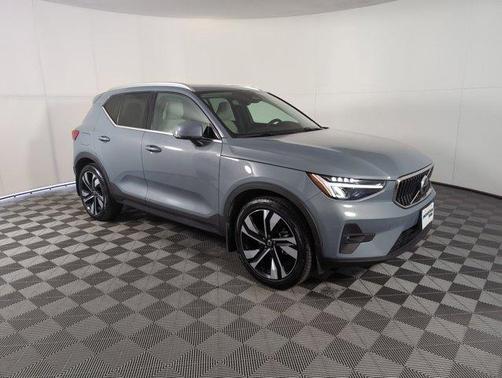 2023 Volvo XC40 B5 Plus Bright Theme