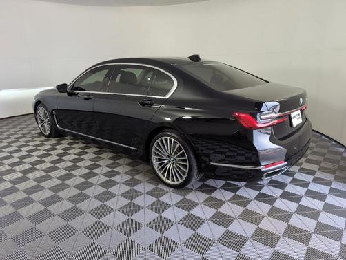 2022 BMW 740 i