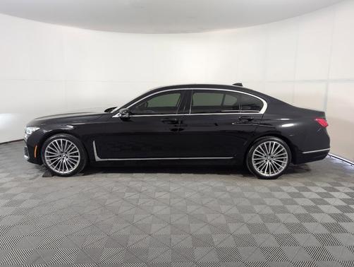 2022 BMW 740 i