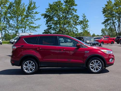 Ruby Red Metallic 2017 Ford Escape SE