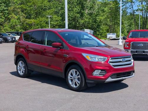 Ruby Red Metallic 2017 Ford Escape SE