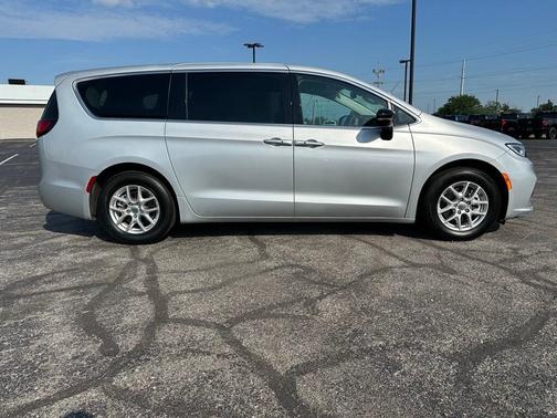 2024 Chrysler Pacifica Touring-L