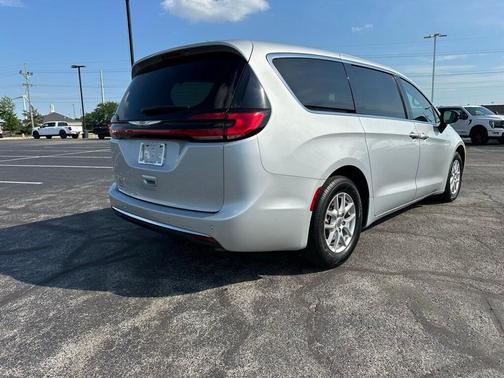 2024 Chrysler Pacifica Touring-L