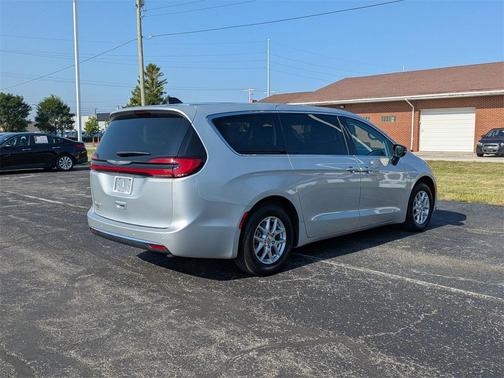 2024 Chrysler Pacifica Touring-L