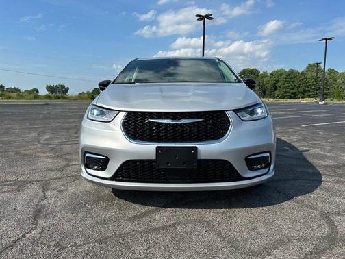 2024 Chrysler Pacifica Touring-L