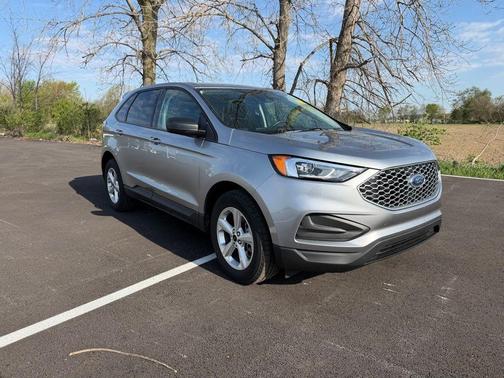 Silver Metallic 2023 Ford Edge SE