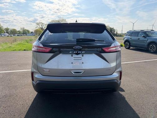Silver Metallic 2023 Ford Edge SE