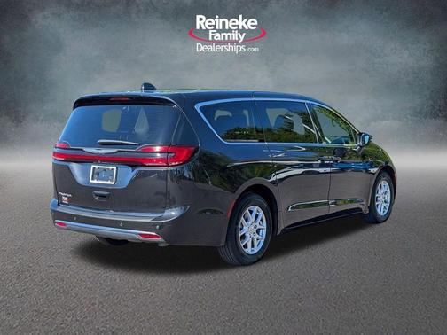 Brilliant Black Crystal Pearlcoat 2023 Chrysler Pacifica Touring-L