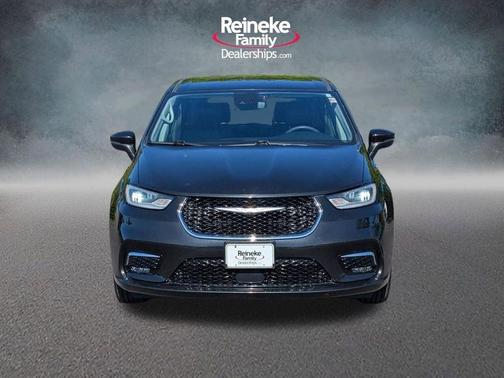 Brilliant Black Crystal Pearlcoat 2023 Chrysler Pacifica Touring-L