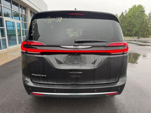 Brilliant Black Crystal Pearlcoat 2023 Chrysler Pacifica Touring-L
