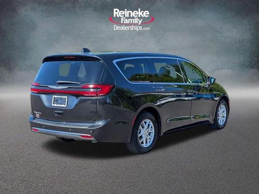 Brilliant Black Crystal Pearlcoat 2023 Chrysler Pacifica Touring-L