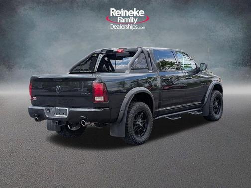 Brilliant Black Crystal Pearlcoat 2018 RAM 1500 Sport