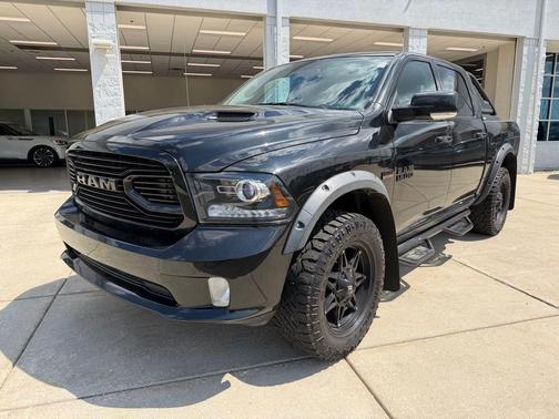 Brilliant Black Crystal Pearlcoat 2018 RAM 1500 Sport