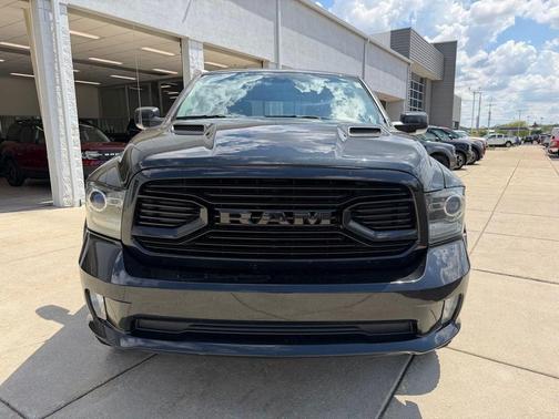 Brilliant Black Crystal Pearlcoat 2018 RAM 1500 Sport