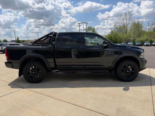 Brilliant Black Crystal Pearlcoat 2018 RAM 1500 Sport