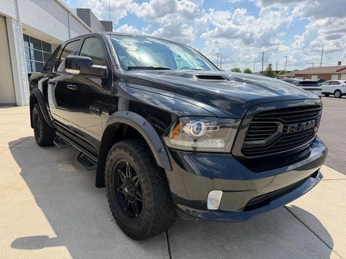 Brilliant Black Crystal Pearlcoat 2018 RAM 1500 Sport