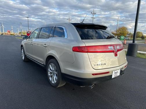 2017 Lincoln MKT Base