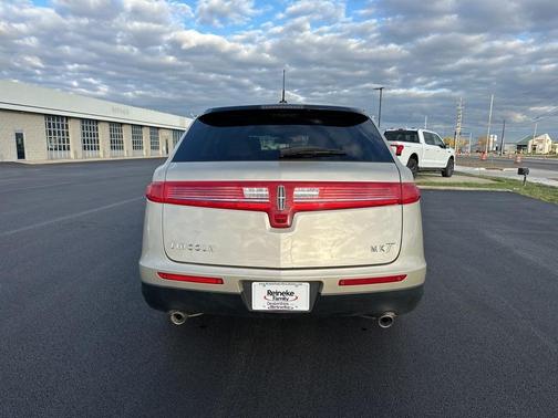 2017 Lincoln MKT Base
