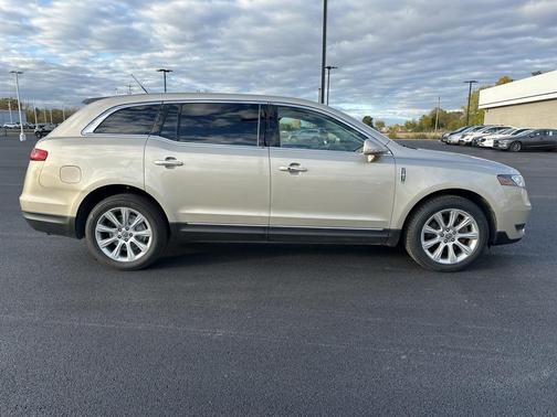 2017 Lincoln MKT Base