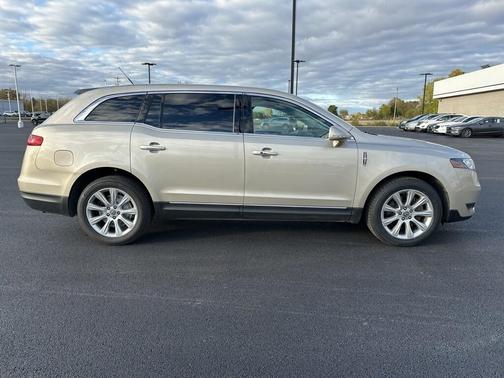 2017 Lincoln MKT Base