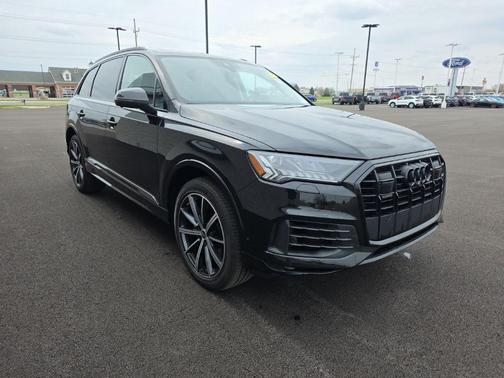 Mythos Black Metallic 2024 Audi Q7 55 Premium Plus