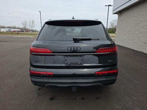 Mythos Black Metallic 2024 Audi Q7 55 Premium Plus