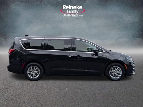 Brilliant Black Crystal Pearlcoat 2023 Chrysler Pacifica Touring-L