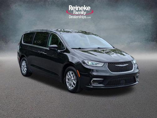 Brilliant Black Crystal Pearlcoat 2023 Chrysler Pacifica Touring-L