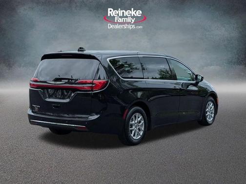 Brilliant Black Crystal Pearlcoat 2023 Chrysler Pacifica Touring-L