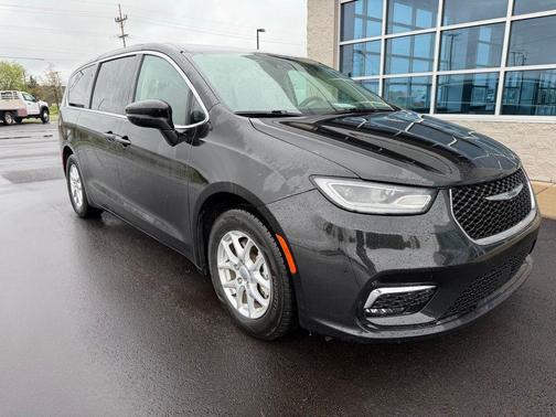 Brilliant Black Crystal Pearlcoat 2023 Chrysler Pacifica Touring-L