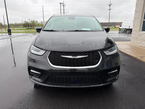 Brilliant Black Crystal Pearlcoat 2023 Chrysler Pacifica Touring-L