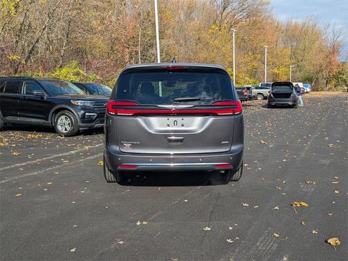 2023 Chrysler Pacifica Touring-L