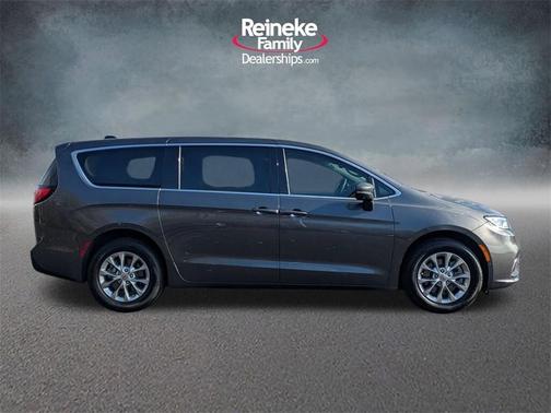 2023 Chrysler Pacifica Touring-L