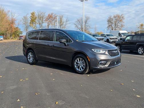 2023 Chrysler Pacifica Touring-L