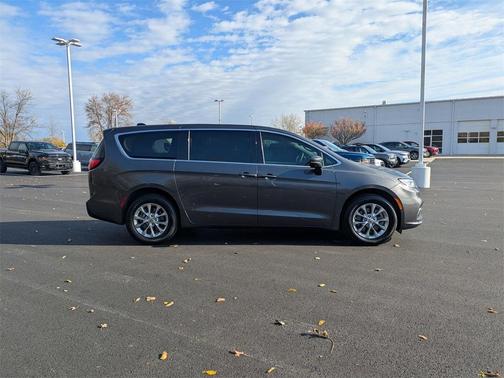 2023 Chrysler Pacifica Touring-L