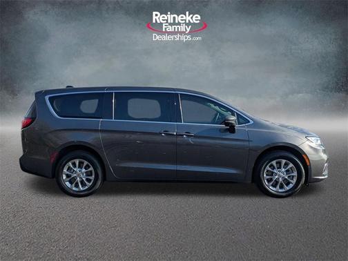 2023 Chrysler Pacifica Touring-L