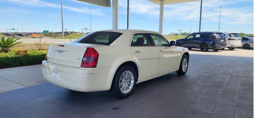 Cool Vanilla 2010 Chrysler 300 Touring