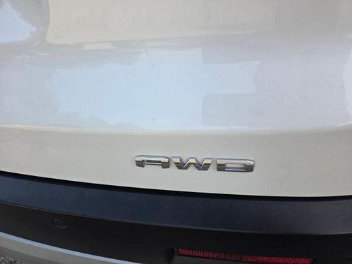 White Frost Tricoat 2023 GMC Acadia SLT