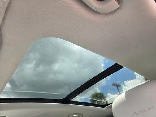 Iridescent White Tricoat 2026 Buick Envision Avenir AWD