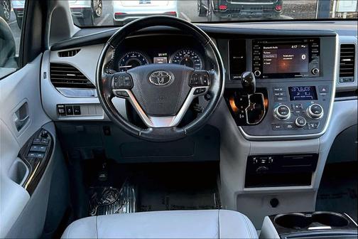 2020 Toyota Sienna XLE