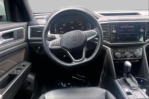Pure White 2022 Volkswagen Atlas Cross Sport 3.6L V6 SE w/Technology