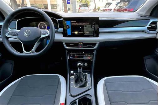 2025 Volkswagen Taos 1.5T SE
