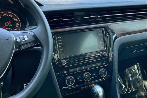 2022 Volkswagen Passat 2.0T Limited Edition