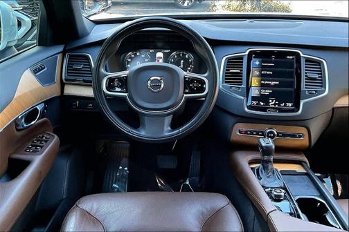 2022 Volvo XC90 T6 Momentum